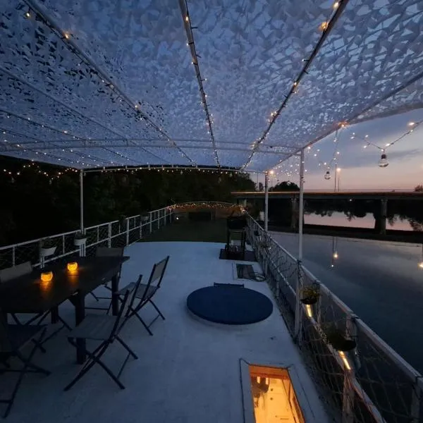 Péniche Amadeus conviviale et cosy , proche de Disney et de Paris, hotel en Torcy