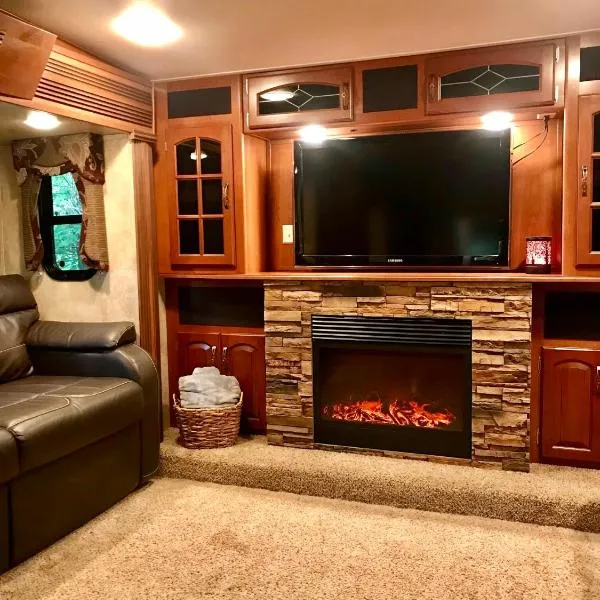 Shady Oaks, wooded, peaceful, relaxing, romantic, near ATV trails, hotel v destinaci Mena