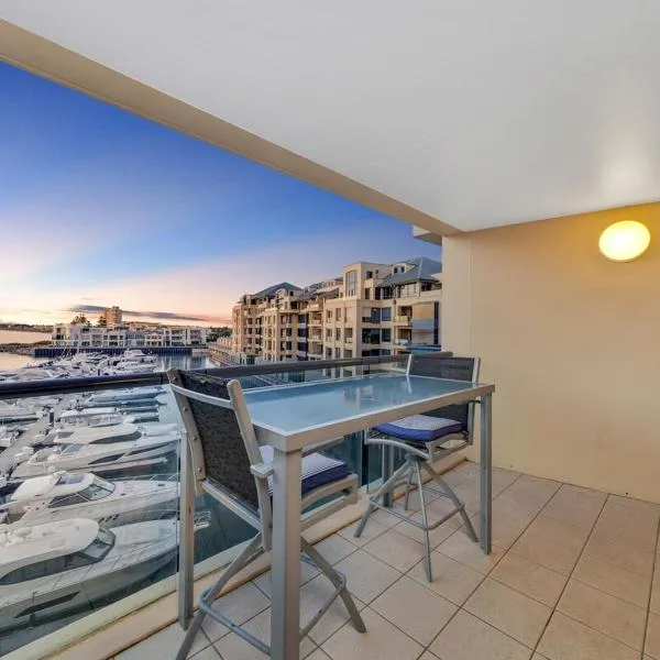 Sub-Penthouse with Marina View by Host Solutions, hotel di Glenelg