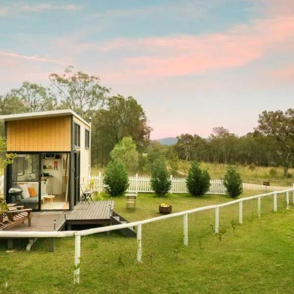 Yellow Rock Views by Tiny Away, hotel in Broke