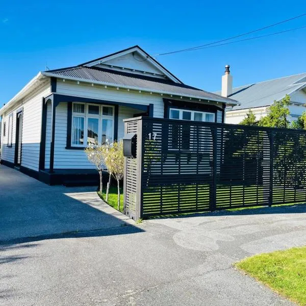 Pretty Villa Close to St Clair Beach private parking，位于但尼丁的酒店