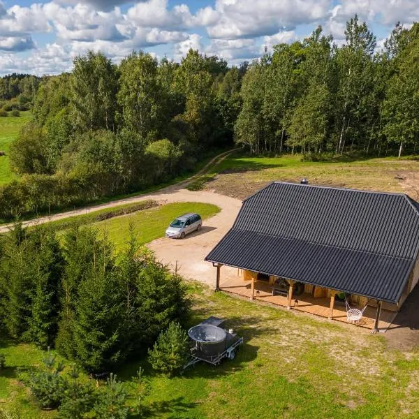 Nomadic Homes holiday home with sauna, хотел в Ķevele