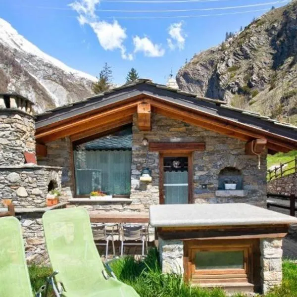 petit chalet la thuile, hotel in La Thuile