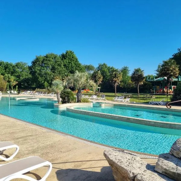 Camping de l Orangerie de Lanniron Mobilhome Esprit Zen R26, hotel in Quimper