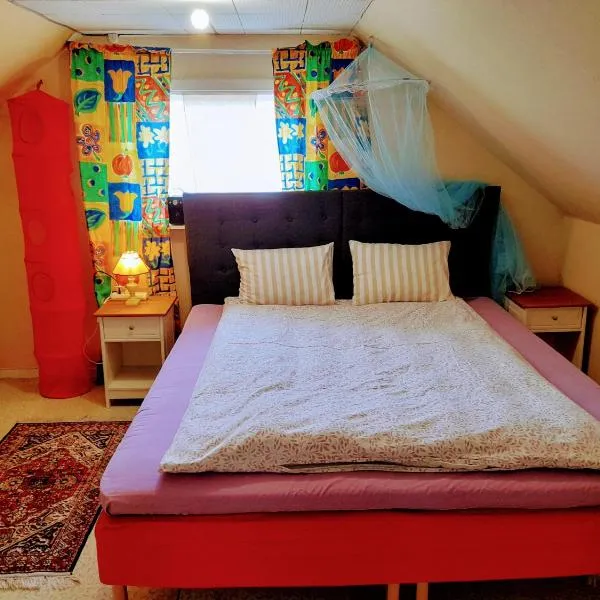 Small bedroom, outside toilet, shower kitchen, 120 m from Sandbach, hotel in Bräcke