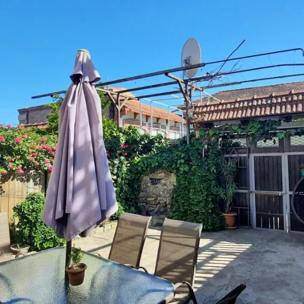 VILLA SABA WITH TWO BEDROOMS- სასტუმრო საბა, hotel v destinaci Mccheta