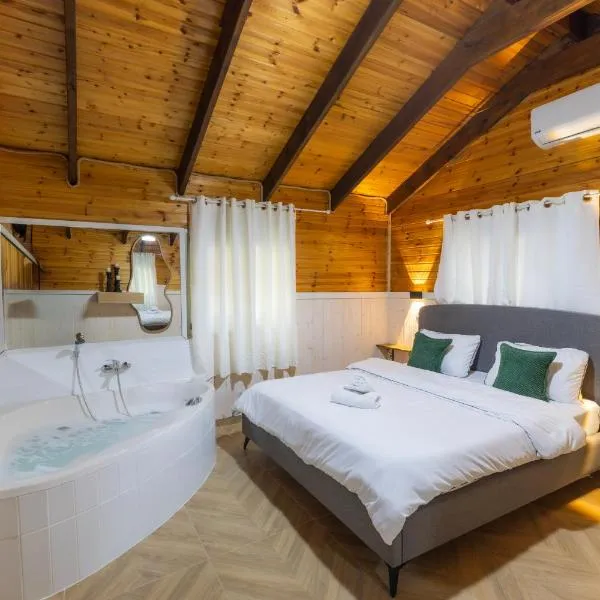 בקתות עץ מעל העננים - אירוח דרוזי - בקתות כפריות עם נוף מהמם ובריכה מחוממת מקורה משותפת, Hotel in Beit Jann