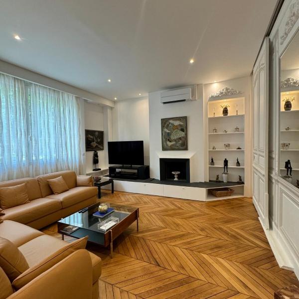 Luxurious 2 bedroom apartment, located in Avenue George V, Paryż