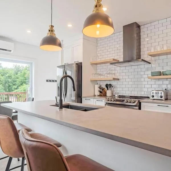 851 condo in Bromont Vieux Village mountain view, hotel di Bromont