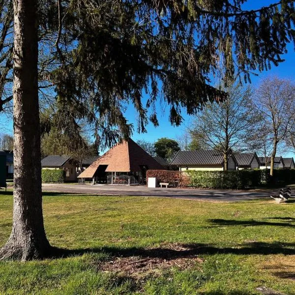 Trekkershutten - Campinggroenpark, hotel v destinaci Zele