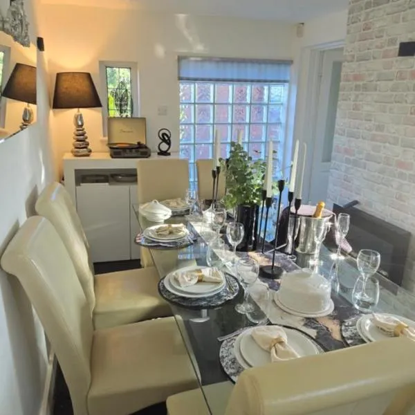 Luxury 3-Bed w- garden & game Room 5 mins from Chester, hotell sihtkohas Saltney
