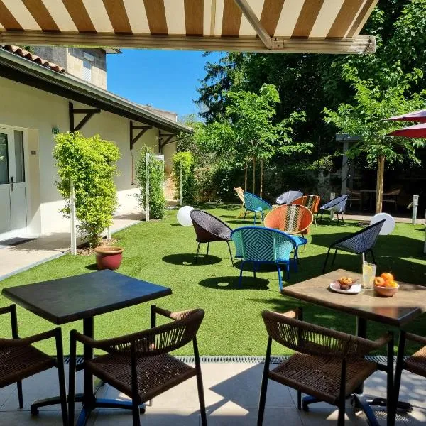 Bloom Hostel Bar & Garden, hotel in Bordeaux