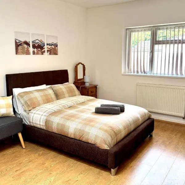 Birmingham Central Spacious Studio flat WiFi Parking, hotel in Birmingham