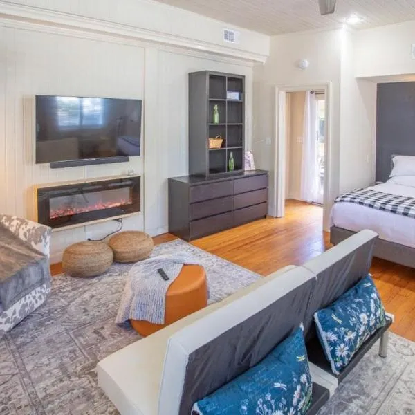 Romantic Studio Apt in Historic Downtown Savannah, hotel in Savannah