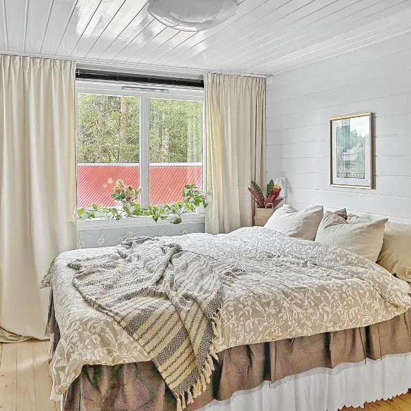 The Nordby Cabin - 3 minutes from E6, hotel in Strömstad