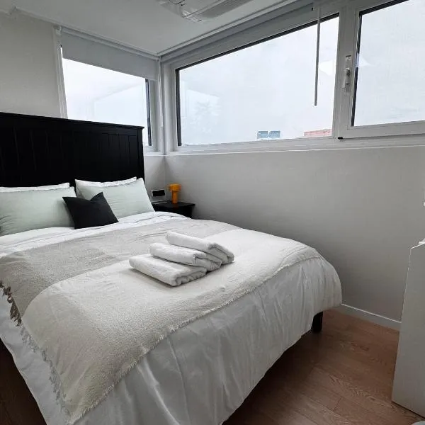 Panoramic View Seoul Station 2BR Newly Built, hotel in Seoel
