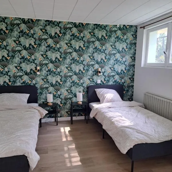 Villa ouvrière 5 chambres, hotel in Trignac