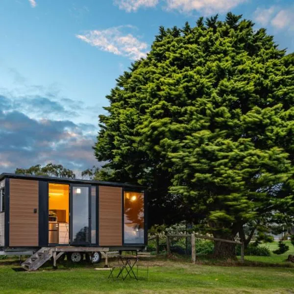 Tiny House Big View 1 by Tiny Away, hotel in Boneo