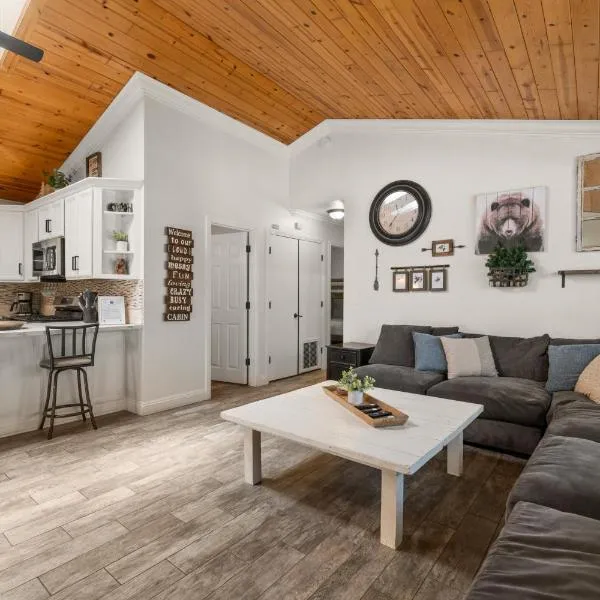 Hummingbird Corner Pet Friendly Great Location Jacuzzi, hotel v destinaci Big Bear Lake
