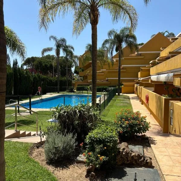 3 bed duplex beach side Elviria, hotel a Marbella