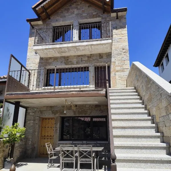 Cumbres y Costumbres de Gredos, hotel in Hoyos del Espino