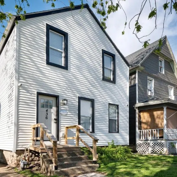 7 Bedroom House! Walk to Niagara Falls! New Whole House, hotel in Niagara Falls