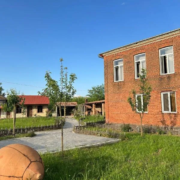 Villa Obcha - Whispering Vines Guesthouse, hotel in Bagdatʼi