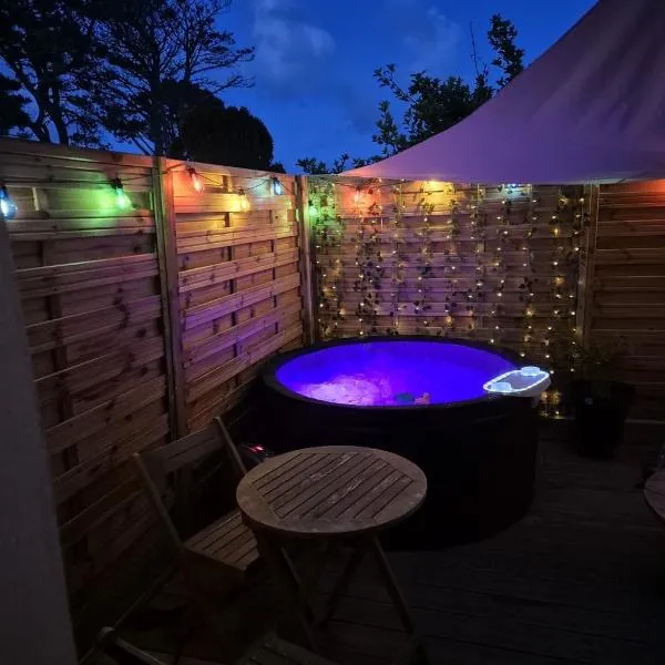 Romantic room le moutik du bord de mer avec SPA et sauna parking gratuit, hotel v destinaci Lampaul-Plouarzel