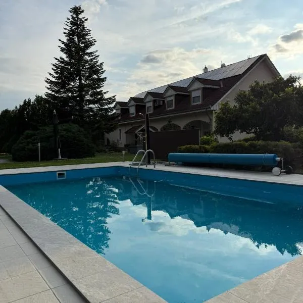 Panzió Pér, Hotel in Pér