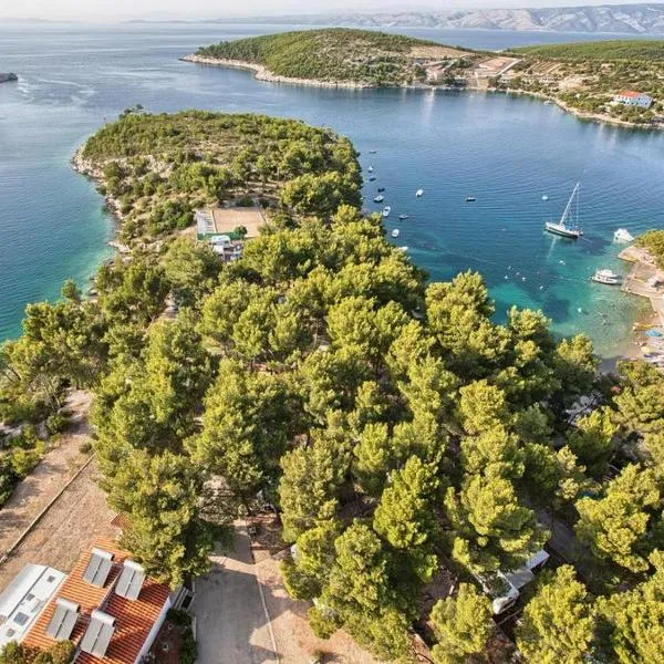 Kamp Vira Pitches, hotel in Hvar