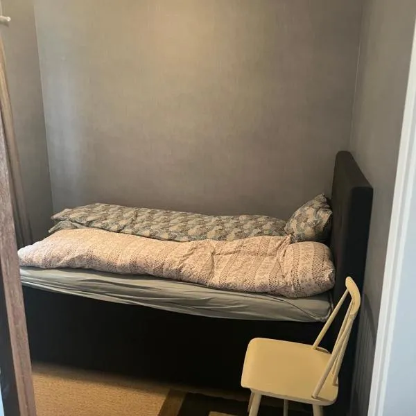 Cheap Apartment near airport with free parking and combined washer and dryer Always Ready Finhaugveien 5, hotel a Evenesmarkja