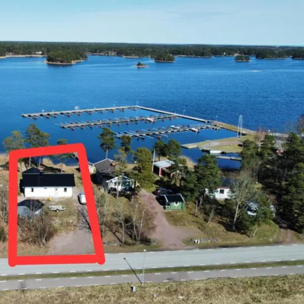 Modernt fritidshus med havsutsikt Mönsteråsviken, hôtel à Mönsterås