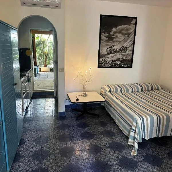 Beachstudio Monolocale fronte mare a Rosamarina, hotel v destinaci Rosa Marina