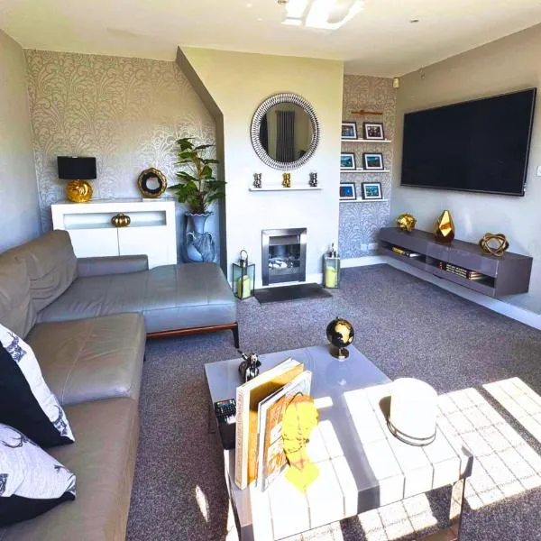 Luxury 3-Bed w- garden & game Room 5 mins from Chester, hotel in Saltney