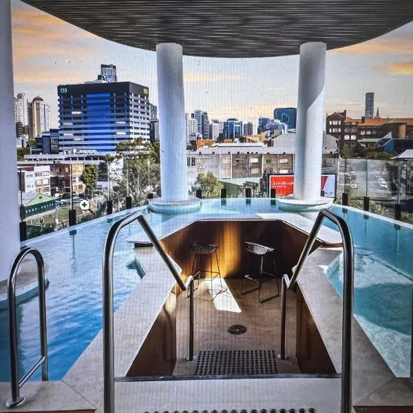 Entire flat w infinity pool and 5m walk to Fort Valley station，位于布里斯班的酒店