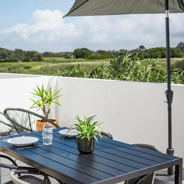 Casa do Mar - Almograve - Magnífico terraço com vista para o campo, hotel in Almograve