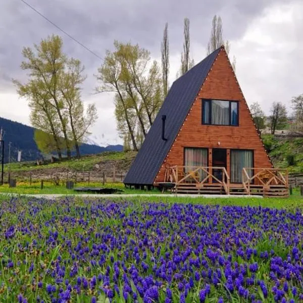 Mestia Sunrise Cottage - 3BR Mountain Retreat, ξενοδοχείο στη Μέστια