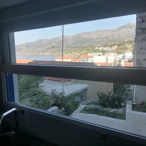 Γκαρσονιέρα δίπλα στην θάλασσα κ θέα στο λιμανι: Évdhilos şehrinde bir otel