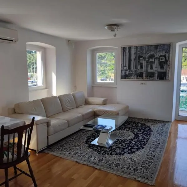 Apartment in centre of Milna, hotel in Milna