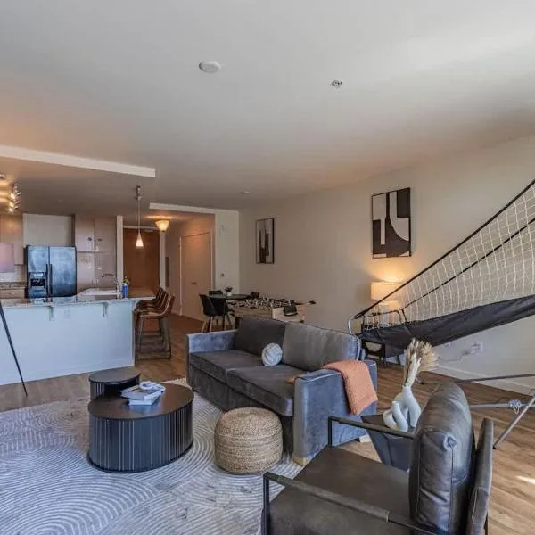 Stylish 1BR HighRise DT, Parking, Pool, Gym, W-D, Golf, hotel in Phoenix