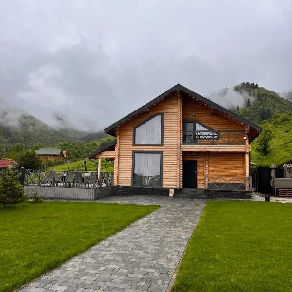 FamilyHouseTabagan гостевой дом,коттедж в горах для компании с террасой и баней, hotel v destinaci Almaty