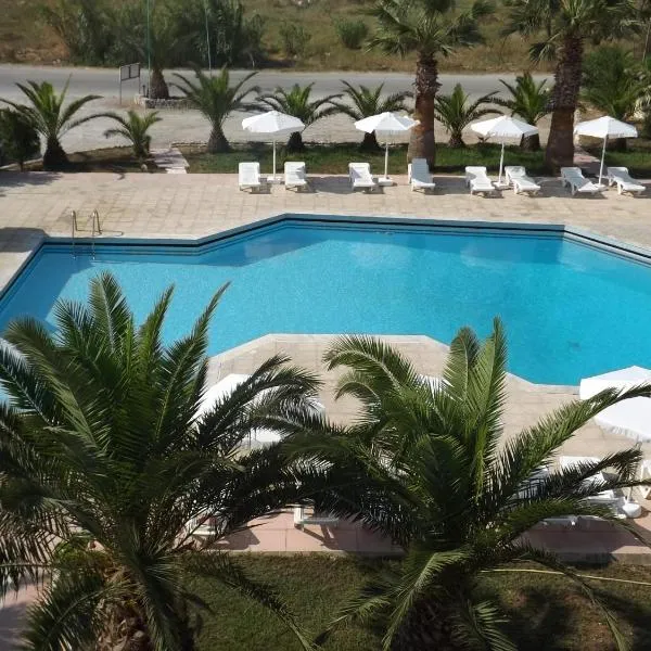 莱昂尼达斯酒店及一室公寓，位于科斯镇的酒店