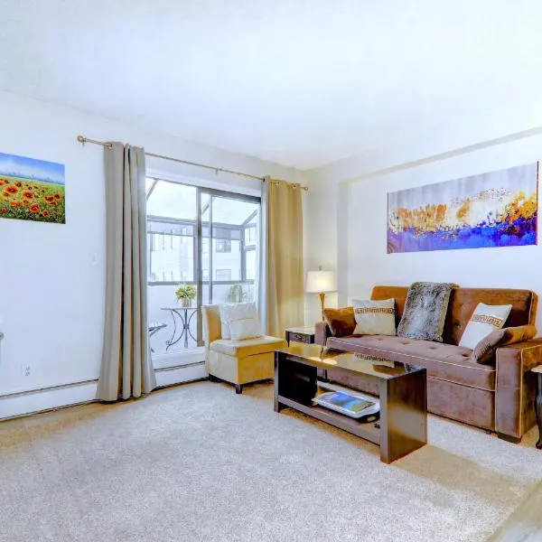 Spacious Top Floor at Stampede w Free Parking and AC, hotel en Calgary