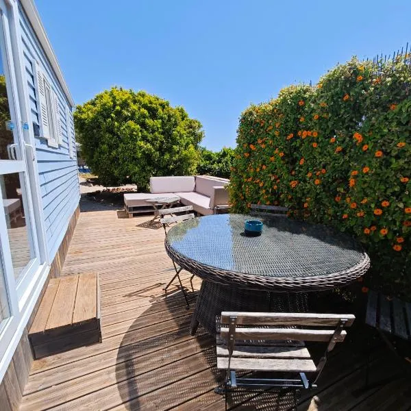 Casa Azul-Tiny house with fantastic view, big outdoor space and pool, hotel in Silves