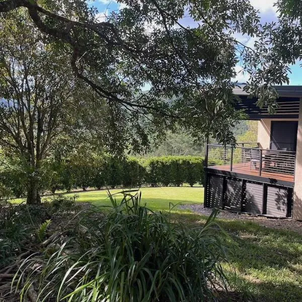 セクルード レインフォレスト リトリート（Seclude Rainforest Retreat）、Palm Groveのホテル