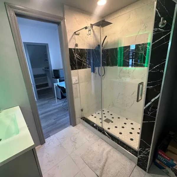 Master bedroom with private bathroom by Sofi Stadium, hotel in Inglewood