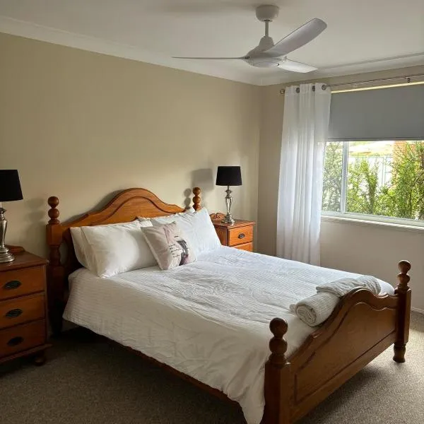 BLT 123 - beach lake tavern, hotel in Budgewoi