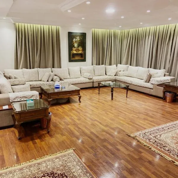 شقة راقية للإيجار الترا سوبر لوكس في مدينة نصر بالقرب من سيتي ستارز - للعائلات فقط, hotel in Cairo