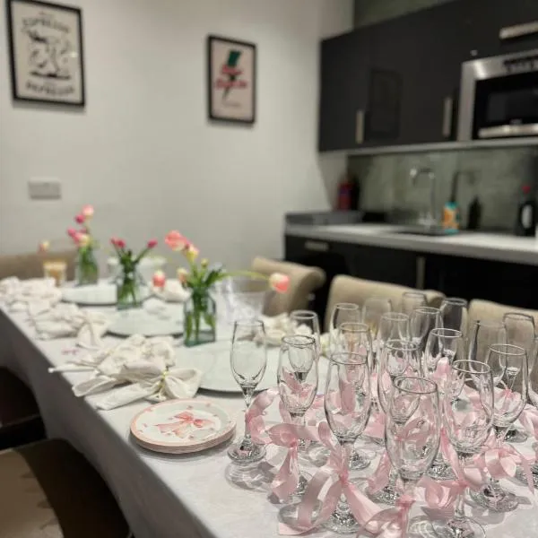 Amazing 10 bed apt on Mathew Street Sleeps 18、リバプールのホテル