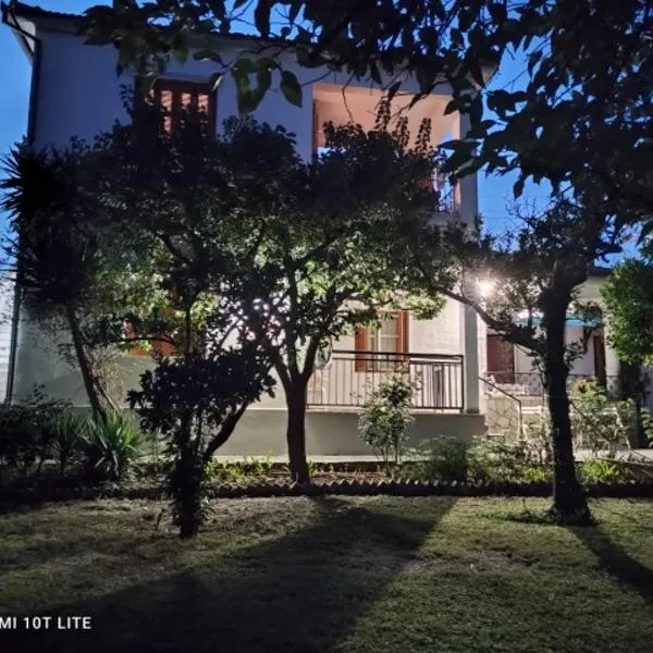 Seretirooms, hotel a Nea Ankhíalos